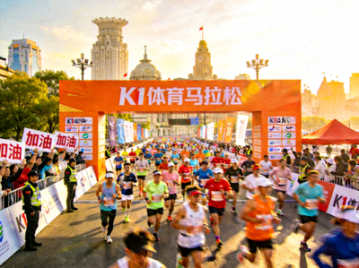K1体育策划的大型城市马拉松赛事活动现场，人群涌动